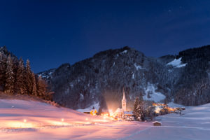 Deutschland, Bayern, Tiefenbach, Alpen, Berge, Allgäu, Himmel, Sterne, Kirche, Dorf, Märchen, Tal, Lichter, Weihnachten, Winter, Schnee, Wald, Bäume, Kirchturm, Licht, Stimmung, Weg, Panorama, Nacht, dunkel, romantisch, Landschaft Deutschland, Bayern, Tiefenbach, Alpen, Berge, Allgäu, Himmel, Sterne, Kirche, Dorf, Märchen, Tal, Lichter, Weihnachten, Winter, Schnee, Wald, Bäume, Kirchturm, Licht, Stimmung, Weg, Panorama, Nacht, dunkel, romantisch, Landschaft