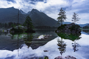 Hintersee, Felsen, Insel, Bäume, Abends, Spiegelungen im Wasser, Ramsau, Berchtesgadener Land, Berchtesgaden, Bayern, Deutschland, Europa Hintersee, Felsen, Insel, Bäume, Abends, Spiegelungen im Wasser, Ramsau, Berchtesgadener Land, Berchtesgaden, Bayern, Deutschland, Europa