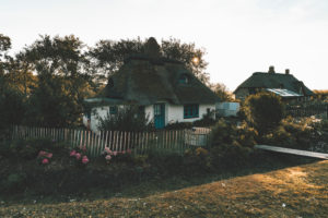 Altes Haus mit Reetdach, Westerhever, Nordsee, Schleswig-Holstein, Deutschland, Europa Altes Haus mit Reetdach, Westerhever, Nordsee, Schleswig-Holstein, Deutschland, Europa