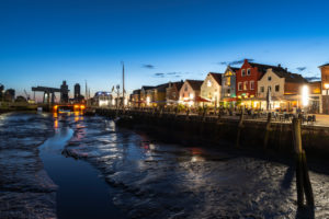 Ebbe, Hafen, Stadt Husum, Abend, blaue Stunde, Nordsee, Schleswig-Holstein, Deutschland, Europa Ebbe, Hafen, Stadt Husum, Abend, blaue Stunde, Nordsee, Schleswig-Holstein, Deutschland, Europa