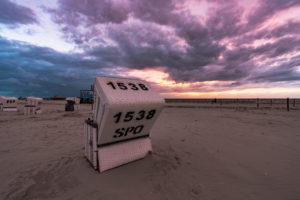Strandkorb am Strand von Sankt Peter-Ording, Sonnenuntergang, Nordsee, Schleswig-Holstein, Deutschland, Europa Strandkorb am Strand von Sankt Peter-Ording, Sonnenuntergang, Nordsee, Schleswig-Holstein, Deutschland, Europa