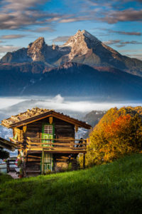 Idyllische Berglandschaft in Bayern, Hütte vor Watzmann Idyllische Berglandschaft in Bayern, Hütte vor Watzmann