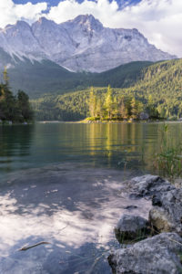 Deutschland, Bayern, Bayerische Alpen, Grainau, Eibsee und Zugspitze am Morgen Deutschland, Bayern, Bayerische Alpen, Grainau, Eibsee und Zugspitze am Morgen