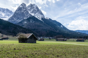 Deutschland, Bayern, Bayerische Alpen, Garmisch-Partenkirchen, Blick von Hammersbach auf die Waxensteine im Frühling Deutschland, Bayern, Bayerische Alpen, Garmisch-Partenkirchen, Blick von Hammersbach auf die Waxensteine im Frühling