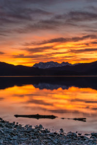 Deutschland, Bayern, Bayerische Alpen, Walchensee, stimmungsvoller Sonnenuntergang am Walchensee mit Blick auf das Karwendel Deutschland, Bayern, Bayerische Alpen, Walchensee, stimmungsvoller Sonnenuntergang am Walchensee mit Blick auf das Karwendel