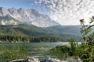 Deutschland, Bayern, Bayerische Alpen, Grainau, Blick über den Eibsee auf die Zugspitze im letzten Abendlicht Deutschland, Bayern, Bayerische Alpen, Grainau, Blick über den Eibsee auf die Zugspitze im letzten Abendlicht