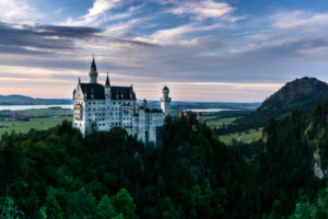 Deutschland, Bayern, Bayerische Alpen, Allgäuer Alpen, Füssen, Abendstimmung am Schloss Neuschwanstein Deutschland, Bayern, Bayerische Alpen, Allgäuer Alpen, Füssen, Abendstimmung am Schloss Neuschwanstein