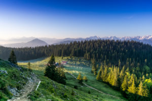 Deutschland, Bayern, Bayerische Alpen, Jachenau, Morgenstimmung auf der Jocheralm im Frühling Deutschland, Bayern, Bayerische Alpen, Jachenau, Morgenstimmung auf der Jocheralm im Frühling