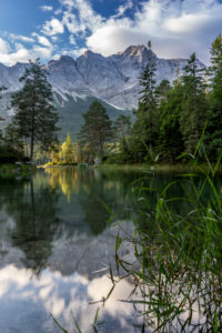 Deutschland, Bayern, Bayerische Alpen, Grainau, Morgenstimmung am Eibsee mit Zugspitzblick Deutschland, Bayern, Bayerische Alpen, Grainau, Morgenstimmung am Eibsee mit Zugspitzblick