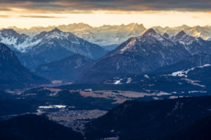 Deutschland, Bayern, Bayerische Alpen, Herzogstand, winterlicher Sonnenaufgang im Karwendel Deutschland, Bayern, Bayerische Alpen, Herzogstand, winterlicher Sonnenaufgang im Karwendel