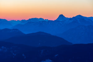 Deutschland, Bayern, Walchensee, Blick vom Simetsberg in Richtung Guffert und Kaisergebirge kurz vor Sonnenaufgang Deutschland, Bayern, Walchensee, Blick vom Simetsberg in Richtung Guffert und Kaisergebirge kurz vor Sonnenaufgang