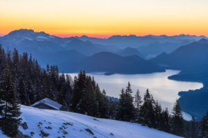 Deutschland, Bayern, Walchensee, Morgenstimmung über dem Walchensee und den umliegenden Bergen Deutschland, Bayern, Walchensee, Morgenstimmung über dem Walchensee und den umliegenden Bergen