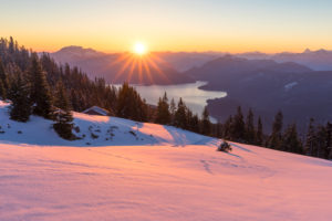 Deutschland, Bayern, Walchensee, Sonnenaufgang über dem Walchensee in Oberbayern Deutschland, Bayern, Walchensee, Sonnenaufgang über dem Walchensee in Oberbayern