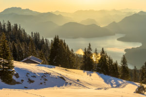 Deutschland, Bayern, Walchensee, Goldenes Morgenlicht über dem Walchensee in Oberbayern Deutschland, Bayern, Walchensee, Goldenes Morgenlicht über dem Walchensee in Oberbayern