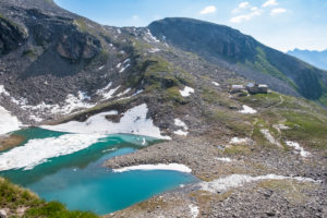 Österreich, Tirol, Zillertal, Mayrhofen, Blick hinunter vom Berliner Höhenweg auf das Friesenberghaus und den Friesenbergsee Österreich, Tirol, Zillertal, Mayrhofen, Blick hinunter vom Berliner Höhenweg auf das Friesenberghaus und den Friesenbergsee