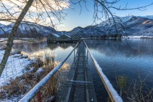 Europa, Deutschland, Bayern, Schlehdorf, Kochelsee, Blick auf die Bootshäuser am winterlichen Kochelsee Europa, Deutschland, Bayern, Schlehdorf, Kochelsee, Blick auf die Bootshäuser am winterlichen Kochelsee
