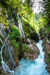 Deutschland, Bayern, Berchtesgadener Land, Ramsau, Mutter und Sohn in der Wimbachklamm bei Ramsau Deutschland, Bayern, Berchtesgadener Land, Ramsau, Mutter und Sohn in der Wimbachklamm bei Ramsau
