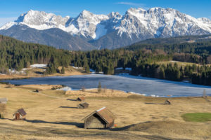 Deutschland, Bayern, Werdenfelser Land, Gerold, Blick über die Buckelwiesen und den Geroldsee auf das Karwendel Deutschland, Bayern, Werdenfelser Land, Gerold, Blick über die Buckelwiesen und den Geroldsee auf das Karwendel