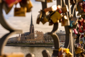 Europa, Deutschland, Hessen, Frankfurt, Blick vom Eisernen Steg auf die Dreikönigskirche in Frankfurt Europa, Deutschland, Hessen, Frankfurt, Blick vom Eisernen Steg auf die Dreikönigskirche in Frankfurt