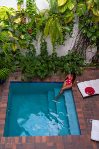 Amerika, Karibik, Große Antillen, Dominikanische Republik, Santo Domingo, Zona Colonial, Hotel Colonial 154 H Boutique, Frau sitzt am Pool Amerika, Karibik, Große Antillen, Dominikanische Republik, Santo Domingo, Zona Colonial, Hotel Colonial 154 H Boutique, Frau sitzt am Pool
