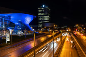Europa, Deutschland, Bayern, München, Innenstadt, Georg-Brauchle-Ring, Blick auf die BMW-Welt und die BMW-Zentrale in München bei Nacht Europa, Deutschland, Bayern, München, Innenstadt, Georg-Brauchle-Ring, Blick auf die BMW-Welt und die BMW-Zentrale in München bei Nacht