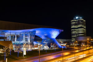 Europa, Deutschland, Bayern, München, Innenstadt, Georg-Brauchle-Ring, Blick auf die BMW-Welt und die BMW-Zentrale in München bei Nacht Europa, Deutschland, Bayern, München, Innenstadt, Georg-Brauchle-Ring, Blick auf die BMW-Welt und die BMW-Zentrale in München bei Nacht