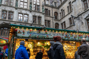 Europa, Deutschland, Bayern, München, Stadtzentrum, Marienplatz, Weihnachtsmarkt im Innenhof des Neuen Rathauses auf dem Marienplatz München Europa, Deutschland, Bayern, München, Stadtzentrum, Marienplatz, Weihnachtsmarkt im Innenhof des Neuen Rathauses auf dem Marienplatz München