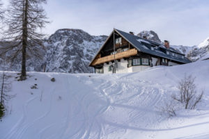 Europa, Österreich, Berchtesgadener Alpen, Salzburg, Werfen, Ostpreussenhütte vor dem Hochkönigmassiv Europa, Österreich, Berchtesgadener Alpen, Salzburg, Werfen, Ostpreussenhütte vor dem Hochkönigmassiv