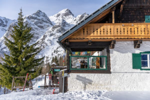 Europa, Österreich, Berchtesgadener Alpen, Salzburg, Werfen, Ostpreussenhütte vor der Kulisse des Floßkogel und Alblegg Europa, Österreich, Berchtesgadener Alpen, Salzburg, Werfen, Ostpreussenhütte vor der Kulisse des Floßkogel und Alblegg