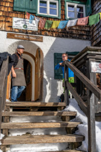 Europa, Österreich, Berchtesgadener Alpen, Salzburg, Werfen, Ostpreussenhütte, Hüttenwirt im Gespräch mit Gast auf der Hüttenterrasse Europa, Österreich, Berchtesgadener Alpen, Salzburg, Werfen, Ostpreussenhütte, Hüttenwirt im Gespräch mit Gast auf der Hüttenterrasse