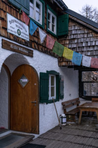 Europa, Österreich, Berchtesgadener Alpen, Salzburg, Werfen, Ostpreussenhütte, Eingangsbereich der Ostpreussenhütte in den Salzburger Kalkalpen Europa, Österreich, Berchtesgadener Alpen, Salzburg, Werfen, Ostpreussenhütte, Eingangsbereich der Ostpreussenhütte in den Salzburger Kalkalpen