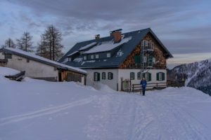 Europa, Österreich, Berchtesgadener Alpen, Salzburg, Werfen, Ostpreussenhütte, Bergwanderer vor der abendlichen Ostpreussenhütte Europa, Österreich, Berchtesgadener Alpen, Salzburg, Werfen, Ostpreussenhütte, Bergwanderer vor der abendlichen Ostpreussenhütte