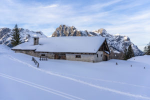 Europa, Österreich, Berchtesgadener Alpen, Salzburg, Werfen, Ostpreussenhütte, Blick auf die idyllische Blühnteckalm in den Berchtesgadener Alpen Europa, Österreich, Berchtesgadener Alpen, Salzburg, Werfen, Ostpreussenhütte, Blick auf die idyllische Blühnteckalm in den Berchtesgadener Alpen