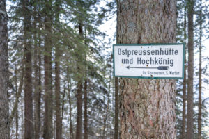 Europa, Österreich, Berchtesgadener Alpen, Salzburg, Werfen, Ostpreussenhütte, Wegweiser zur Ostpreussenhütte im Bergwald Europa, Österreich, Berchtesgadener Alpen, Salzburg, Werfen, Ostpreussenhütte, Wegweiser zur Ostpreussenhütte im Bergwald