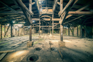 Warehouse system with (ceiling) rails in a former factory Warehouse system with (ceiling) rails in a former factory