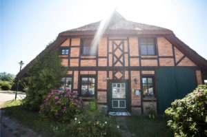 Deutschland, Rügen, Backsteinhaus mit Fachwerk Deutschland, Rügen, Backsteinhaus mit Fachwerk