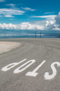 STOP-Schriftzug auf einer Straße auf Cres, Kroatien STOP-Schriftzug auf einer Straße auf Cres, Kroatien
