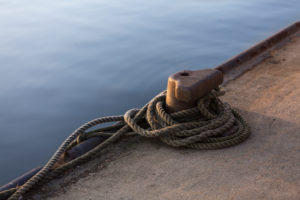 Poller zum Festmachen im Hafen, Mecklenburg-Vorpommern, Deutschland
Poller zum Festmachen im Hafen, Mecklenburg-Vorpommern, Deutschland