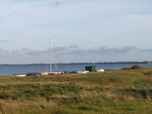 Boote am Ostufer von Hiddensee, im Hintergrund, Rügen, Mecklenburg-Vorpommern, Deutschland Boote am Ostufer von Hiddensee, im Hintergrund, Rügen, Mecklenburg-Vorpommern, Deutschland