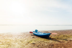 Kajak am Strand mit viel Seegras, Mecklenburg-Vorpommern, Deutschland Kajak am Strand mit viel Seegras, Mecklenburg-Vorpommern, Deutschland