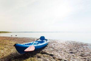Kajak am Strand mit viel Seegras, Mecklenburg-Vorpommern, Deutschland Kajak am Strand mit viel Seegras, Mecklenburg-Vorpommern, Deutschland