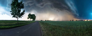 Gewitter über einem Feld Gewitter über einem Feld