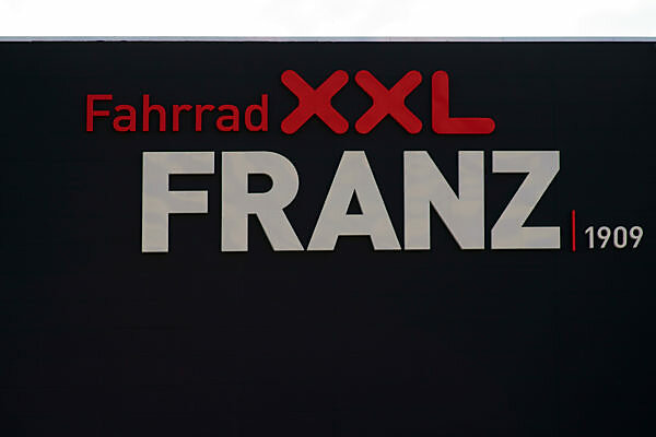 Bildagentur | mauritius images | The company logo of Fahrrad XXL Franz on a  modern facade in Mainz.