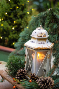Weihnachtliche Dekoration mit Laterne, Zapfen und Tannenzweigen auf Terrasse, Weihnachtliche Dekoration mit Laterne, Zapfen und Tannenzweigen auf Terrasse,