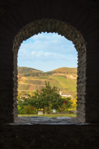 Blick auf einen Weinberg durch ein Fenster der römischen Villa in Longuich. Blick auf einen Weinberg durch ein Fenster der römischen Villa in Longuich.