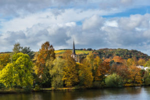 Die Mosel mit herbstlich gefärbten Weinbergen bei Longuich in der Nähe von Trier. Die Mosel mit herbstlich gefärbten Weinbergen bei Longuich in der Nähe von Trier.
