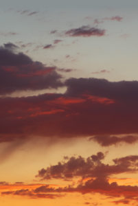 Teilweise bewölkter Himmel bei Sonnenuntergang Teilweise bewölkter Himmel bei Sonnenuntergang