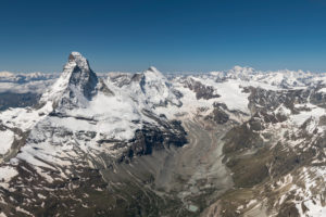 Schweiz, Kanton Wallis, Walliser Alpen, Zermatt, Matterhorn mit Furgggrat, Ostwand, Hörnligrat und Hörnlihütte, Nordwand, Matterhorngletscher, Bergschrund, Zmuttgrat, Dent d'Herens Stockjigletscher, Zmuttgletscher, im Hintergrund Mont Blanc und Grand Combin Schweiz, Kanton Wallis, Walliser Alpen, Zermatt, Matterhorn mit Furgggrat, Ostwand, Hörnligrat und Hörnlihütte, Nordwand, Matterhorngletscher, Bergschrund, Zmuttgrat, Dent d'Herens Stockjigletscher, Zmuttgletscher, im Hintergrund Mont Blanc und Grand Combin