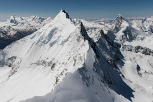 Schweiz, Kanton Wallis, Walliser Alpen, im Vordergrund Weisshorn Nordgrat, im Hintergrund Monte Rosa, Liskamm, Castor, Zinalrothorn, Obergabelhorn, Matterhorn und Dent d'Herens Schweiz, Kanton Wallis, Walliser Alpen, im Vordergrund Weisshorn Nordgrat, im Hintergrund Monte Rosa, Liskamm, Castor, Zinalrothorn, Obergabelhorn, Matterhorn und Dent d'Herens