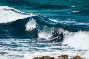 Sommerurlaub auf Formentera, ein Spaziergang an der Steilküste bei starkem Wellengang, Sommerurlaub auf Formentera, ein Spaziergang an der Steilküste bei starkem Wellengang,
